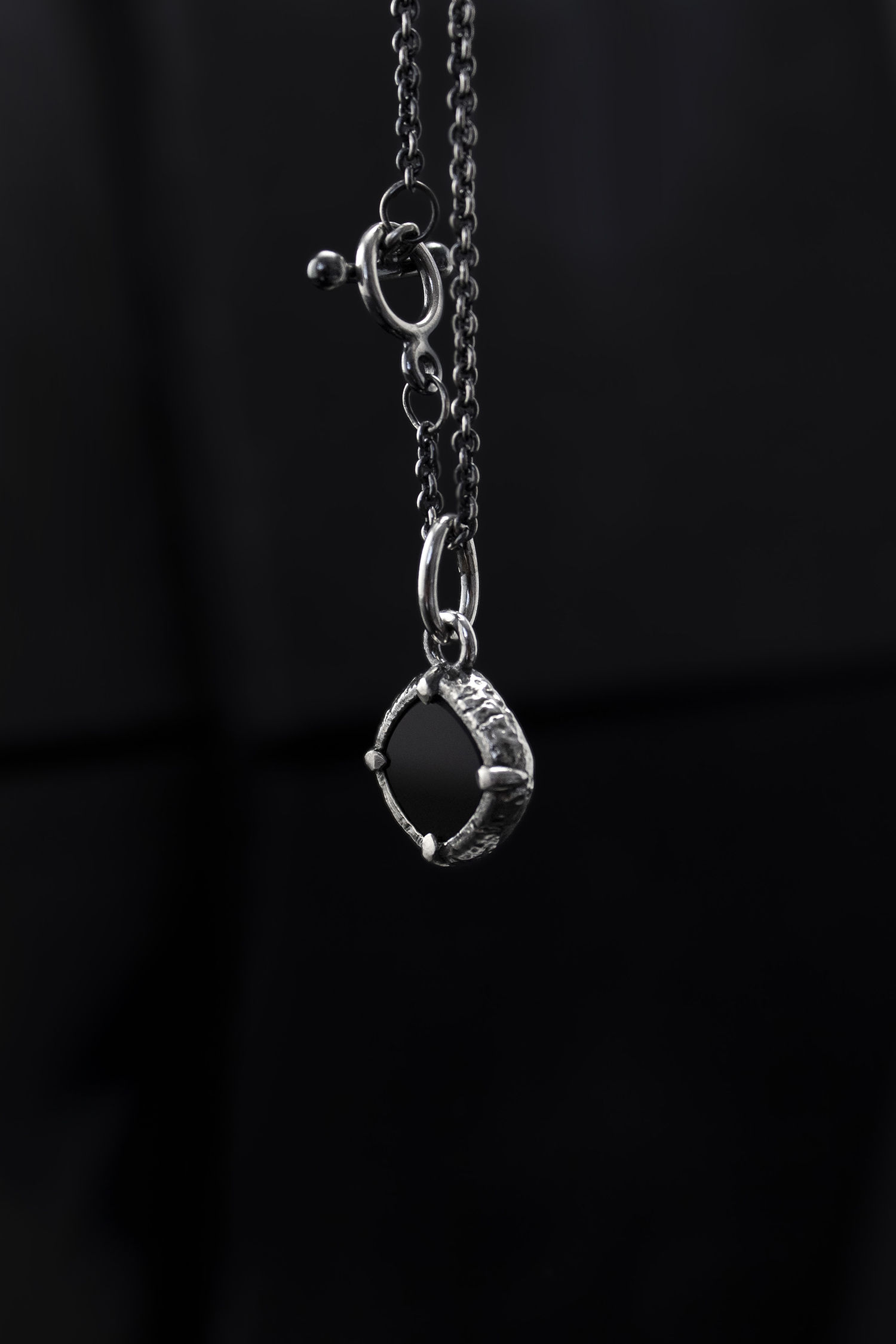 Collana OSKURA con pendente in onice nero