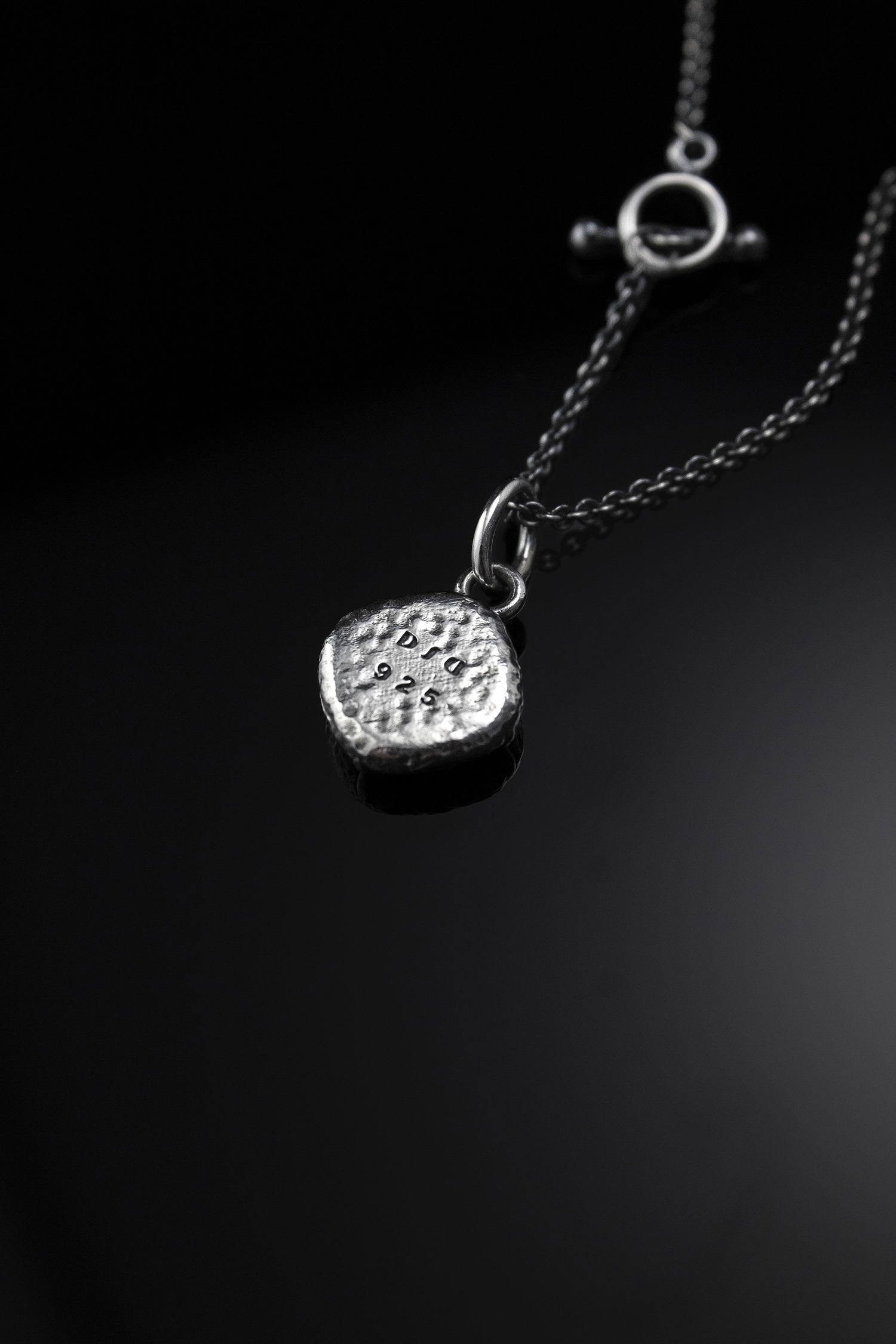 Collana OSKURA con pendente in onice nero