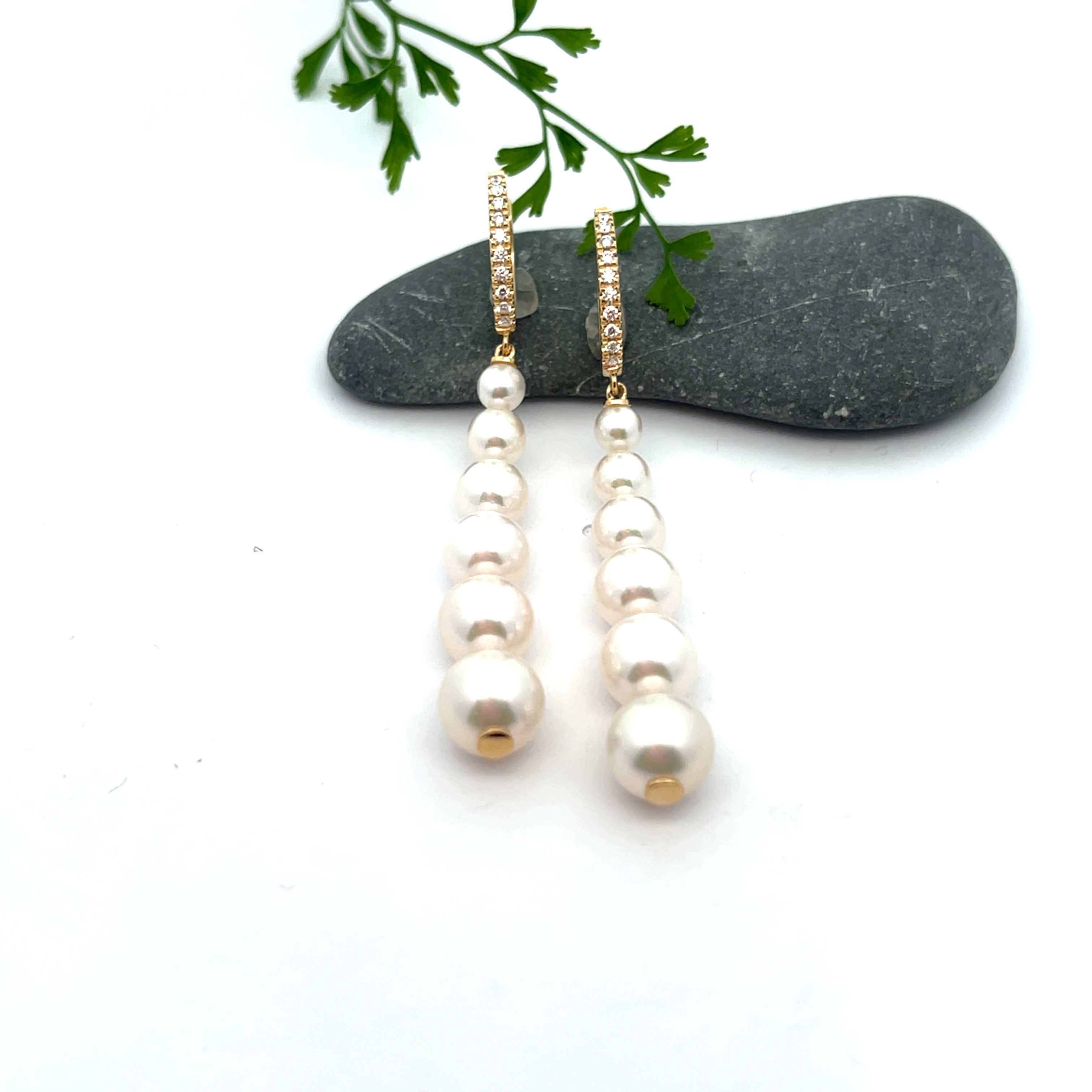 Orecchini lunghi con perle Akoya e diamanti  Orecchini lunghi con perle Akoya e diamanti