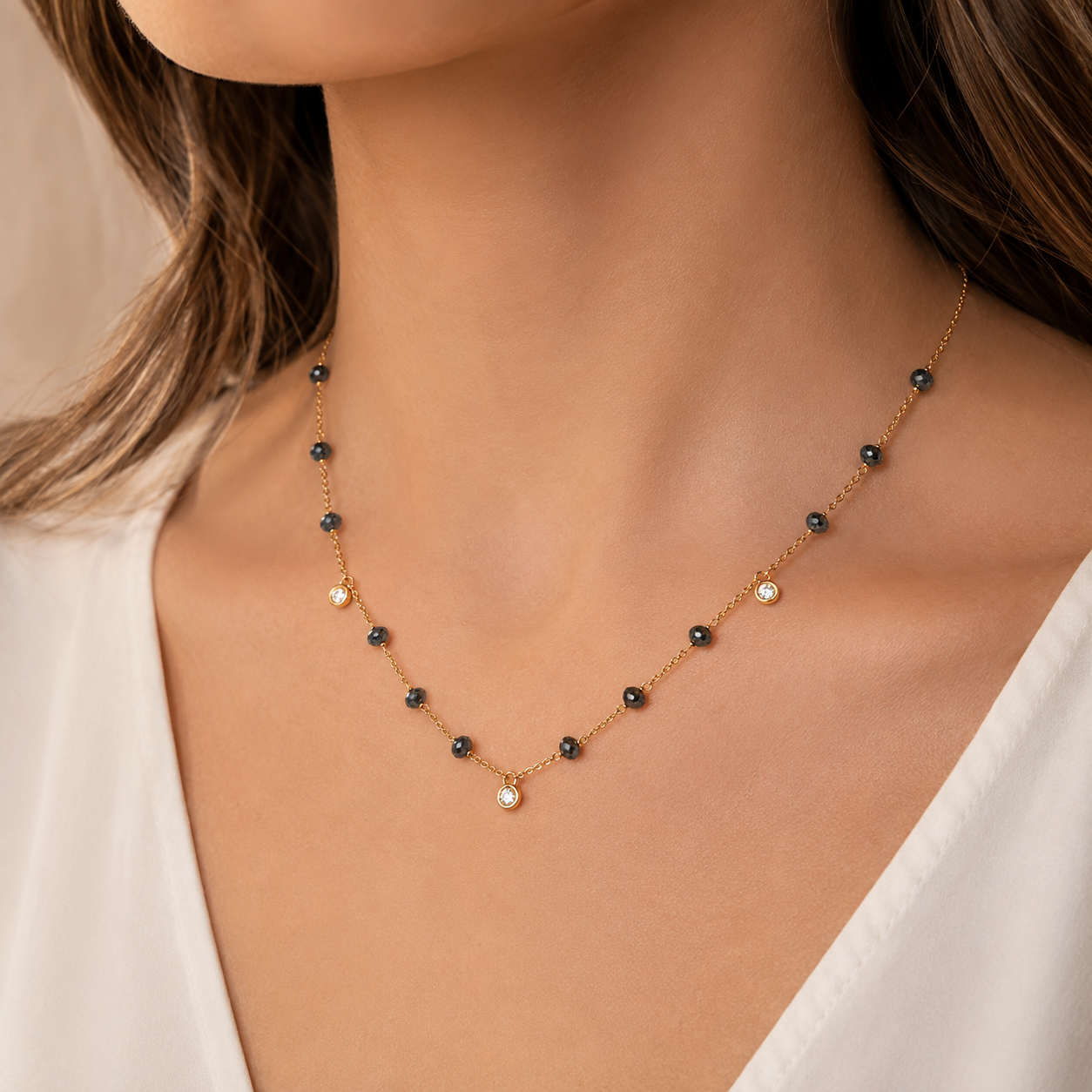 Collana in oro giallo con diamanti neri e diamante bianco centrale Ticchi Gioielli   